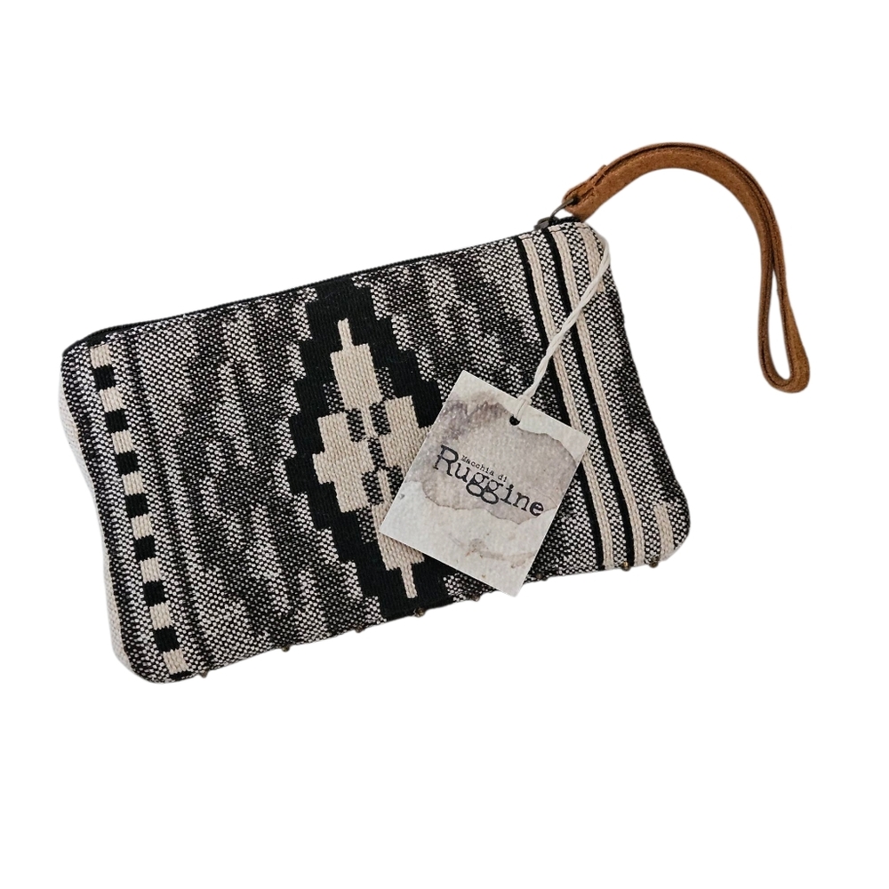 NWT Ruggine Beaded Zip Clutch 8 × 6 Inches.